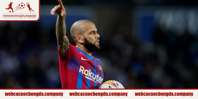 Dani Alves cỗ máy chạy bên hành lang phải