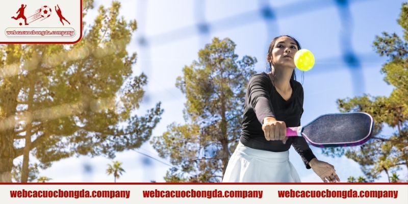 Luật chơi Pickleball cách xác định người giao bóng